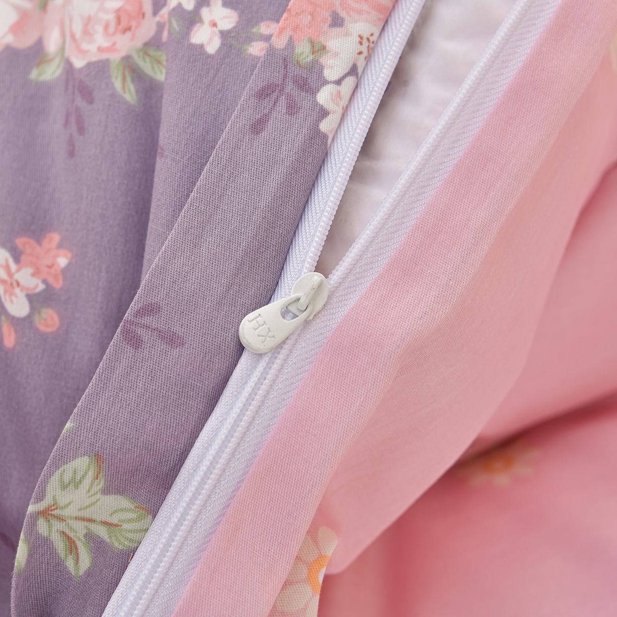 91家纺网 家纺一手货源 找家纺 绘萱家居 2025新款100%全棉床裙款斜纹印花四件套 紫霞仙子