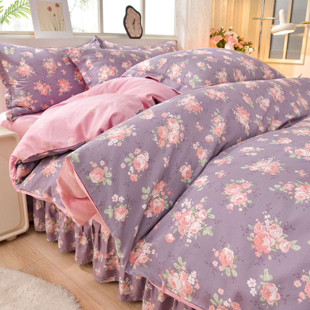 91家纺网 家纺一手货源 找家纺 绘萱家居 2025新款100%全棉床裙款斜纹印花四件套 紫霞仙子