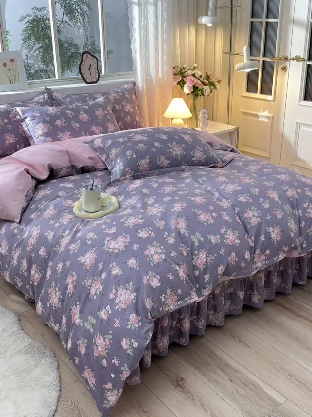 91家纺网 家纺一手货源 找家纺 绘萱家居 2025新款100%全棉床裙款斜纹印花四件套 紫霞仙子