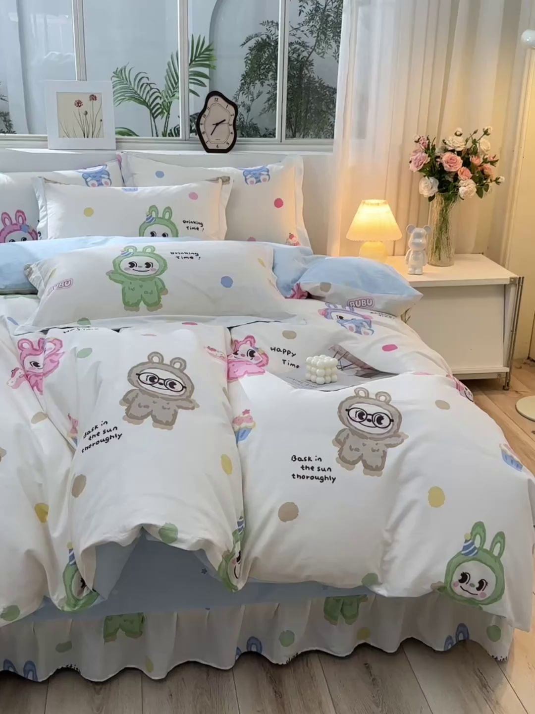 91家纺网 家纺一手货源 找家纺 绘萱家居 2025新款100%全棉床裙款斜纹印花四件套 潮布偶