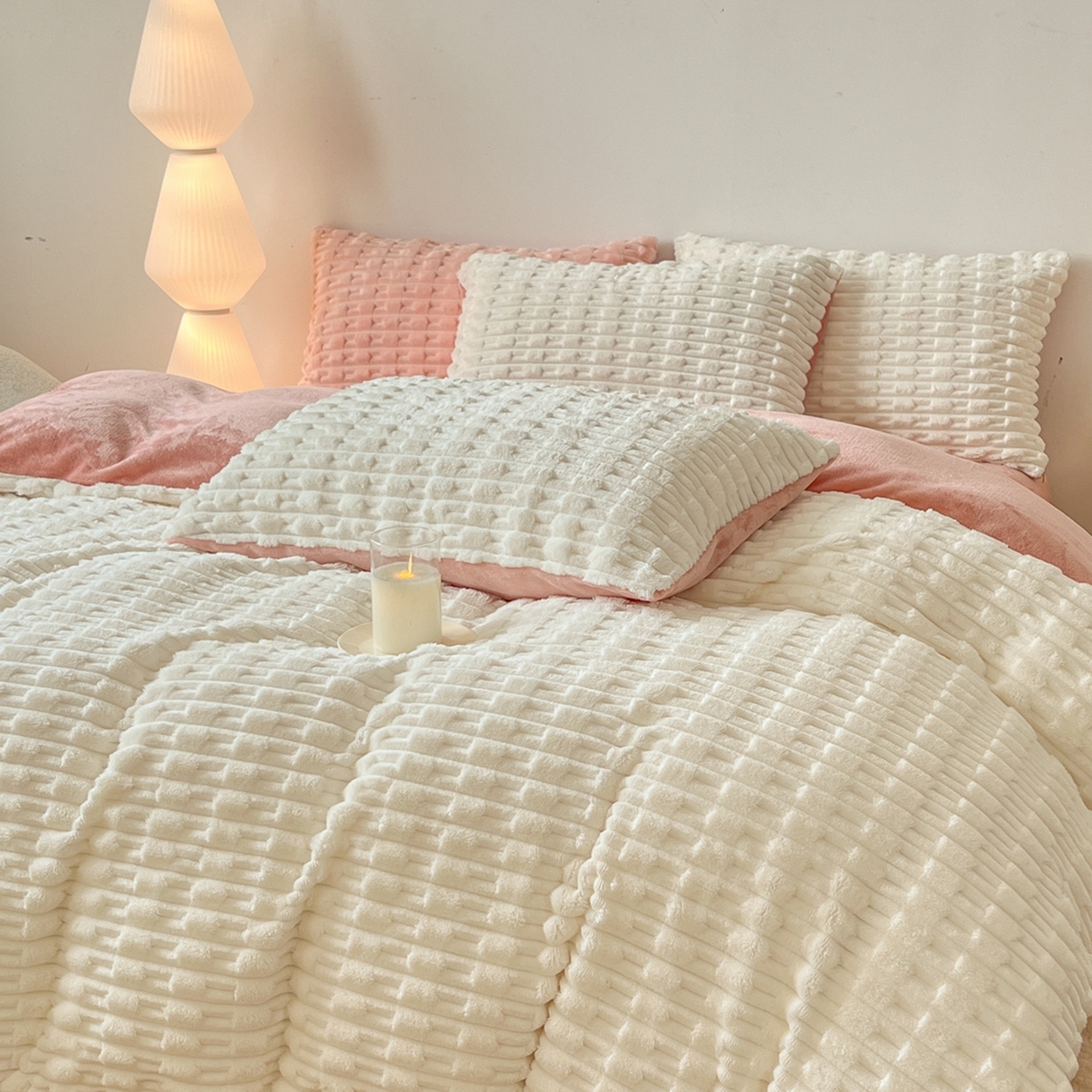 91家纺网 家纺一手货源 找家纺 （总）爱彼家纺 2025新款糖果色兔兔绒套件秋冬加厚牛奶绒四件套-场景二