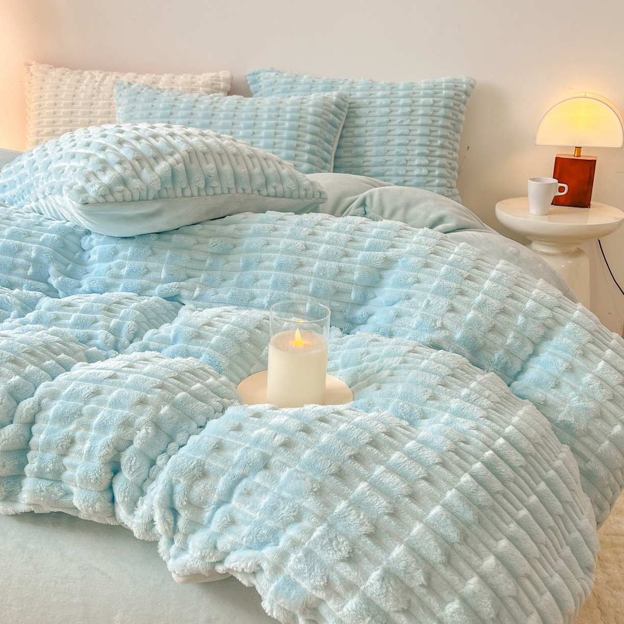 91家纺网 家纺一手货源 找家纺 爱彼家纺 2025新款糖果色兔兔绒套件秋冬加厚牛奶绒四件套-场景二 天蓝蓝