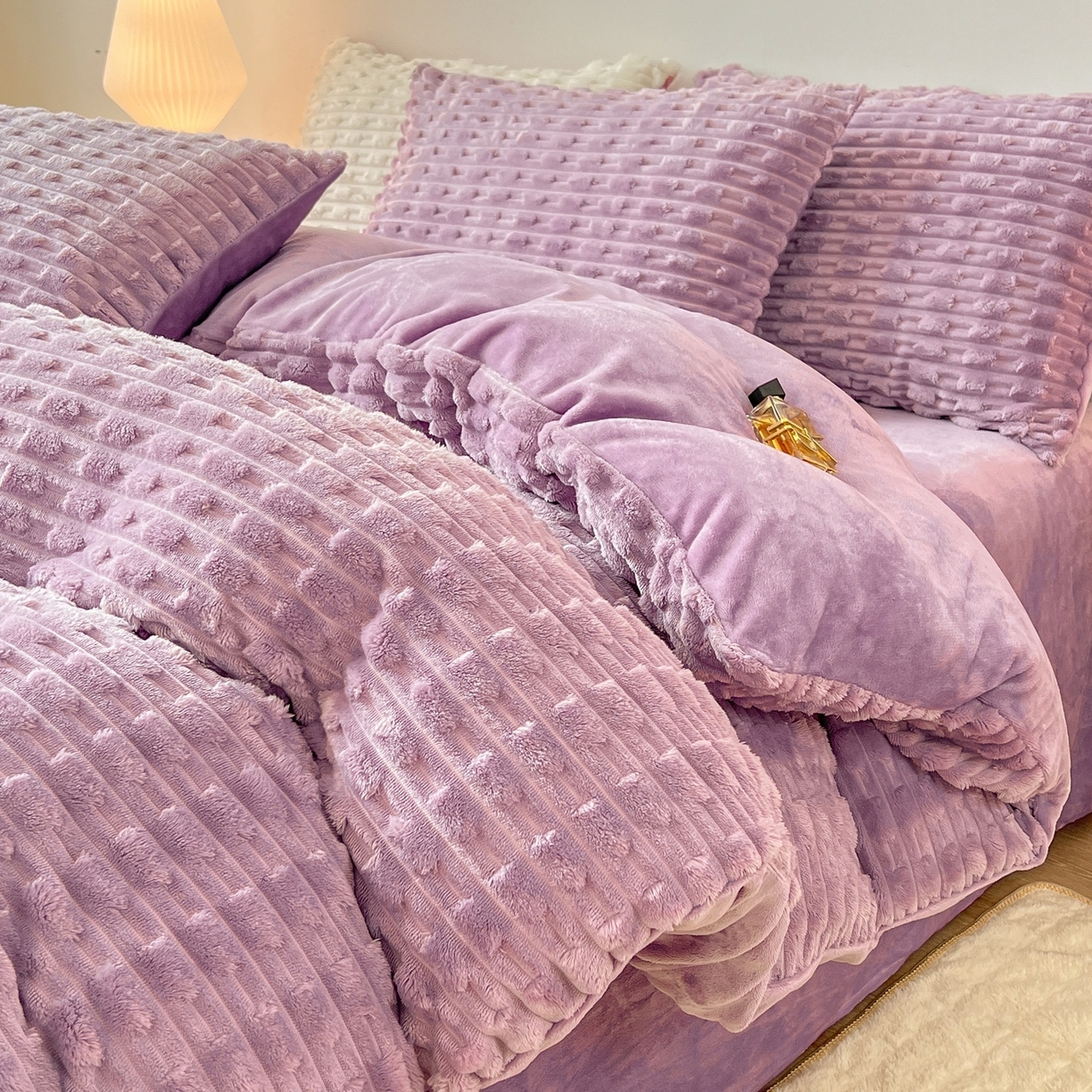 91家纺网 家纺一手货源 找家纺 爱彼家纺 2025新款糖果色兔兔绒套件秋冬加厚牛奶绒四件套-场景二 盈紫紫