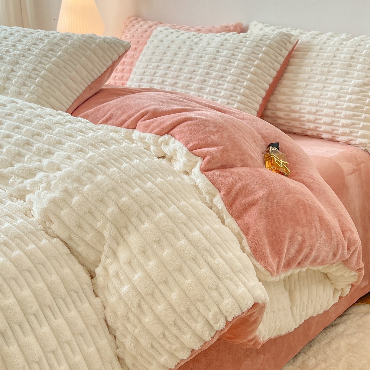 （总）爱彼家纺 2025新款糖果色兔兔绒套件秋冬加厚牛奶绒四件套-场景二