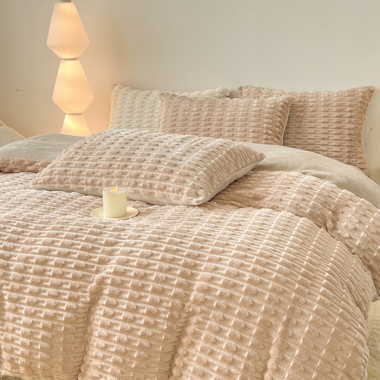 91家纺网 家纺一手货源 找家纺 爱彼家纺 2025新款糖果色兔兔绒套件秋冬加厚牛奶绒四件套-场景二 米卡卡