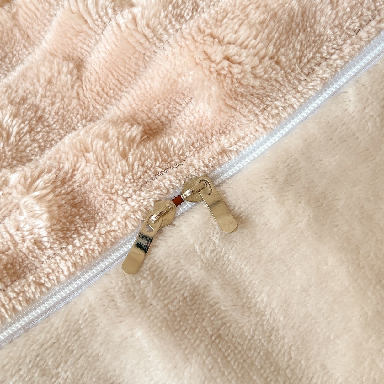 91家纺网 家纺一手货源 找家纺 爱彼家纺 2025新款糖果色兔兔绒套件秋冬加厚牛奶绒四件套-场景二 米卡卡