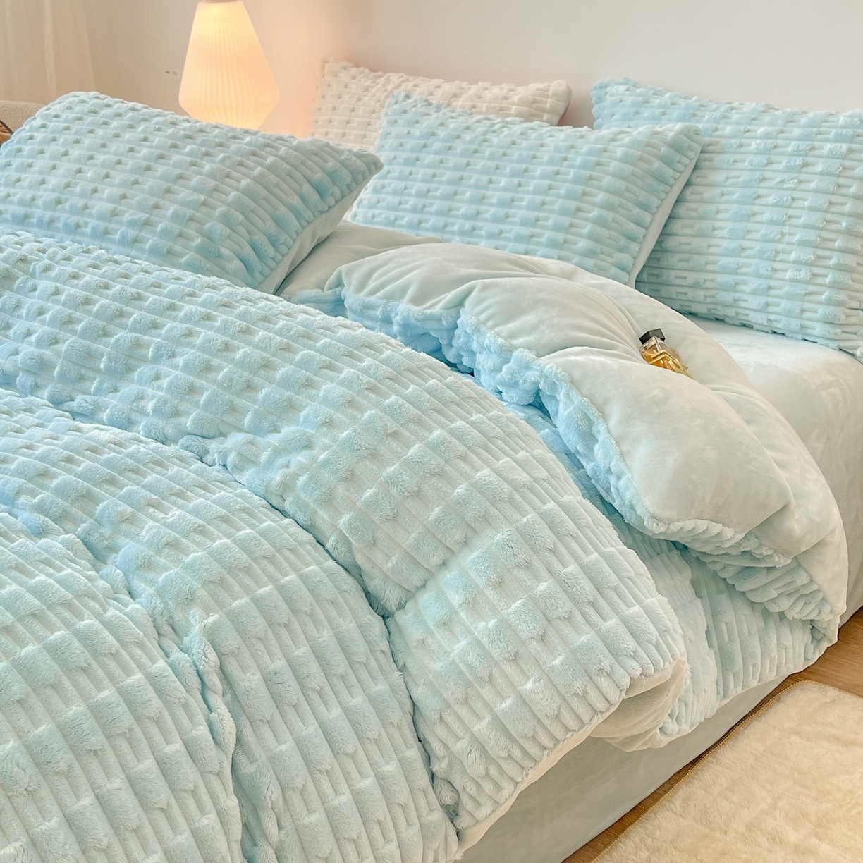 91家纺网 家纺一手货源 找家纺 爱彼家纺 2025新款糖果色兔兔绒套件秋冬加厚牛奶绒四件套-场景二 天蓝蓝