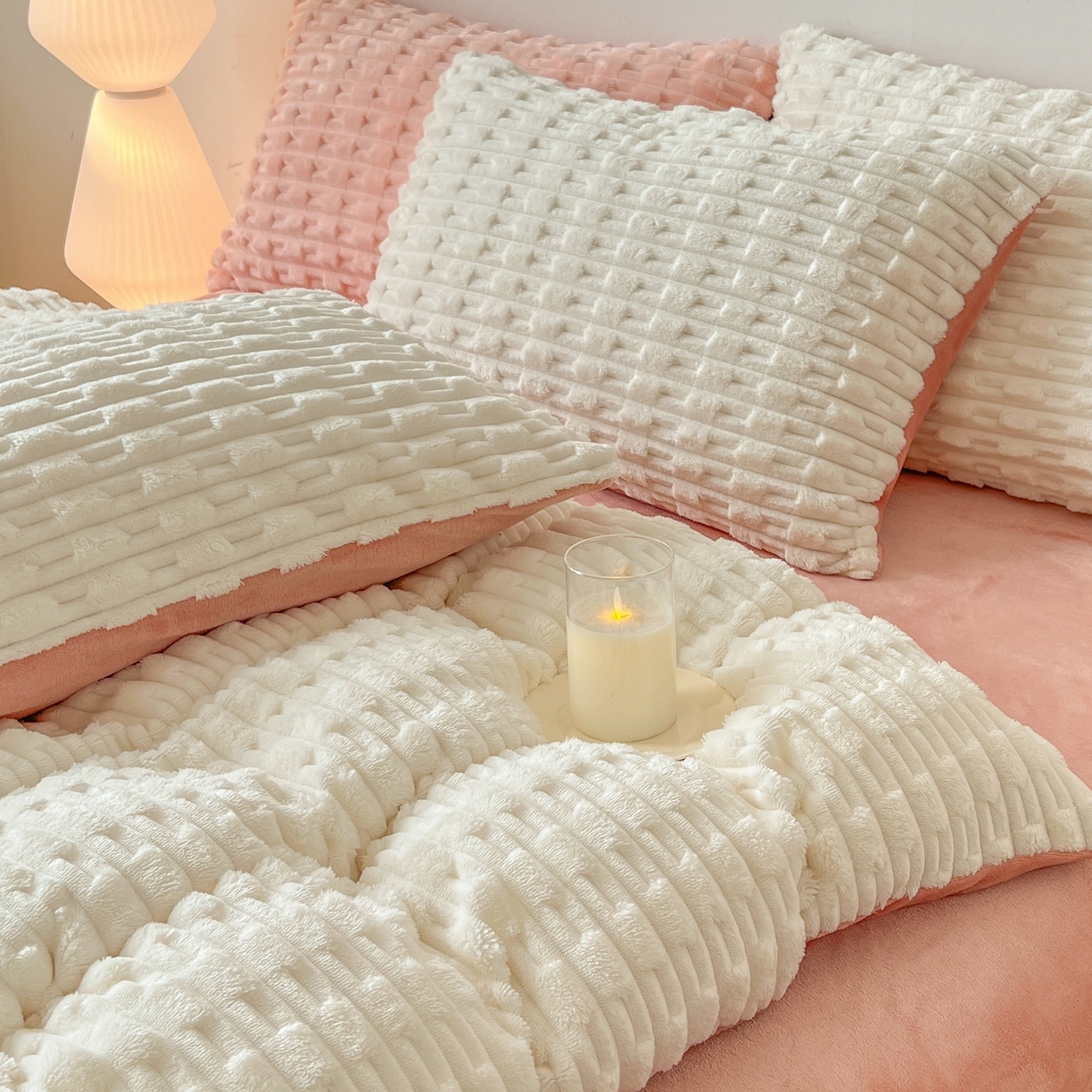 91家纺网 家纺一手货源 找家纺 （总）爱彼家纺 2025新款糖果色兔兔绒套件秋冬加厚牛奶绒四件套-场景二