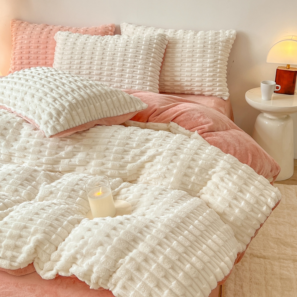 91家纺网 家纺一手货源 找家纺 爱彼家纺 2025新款糖果色兔兔绒套件秋冬加厚牛奶绒四件套-场景二 奶白白