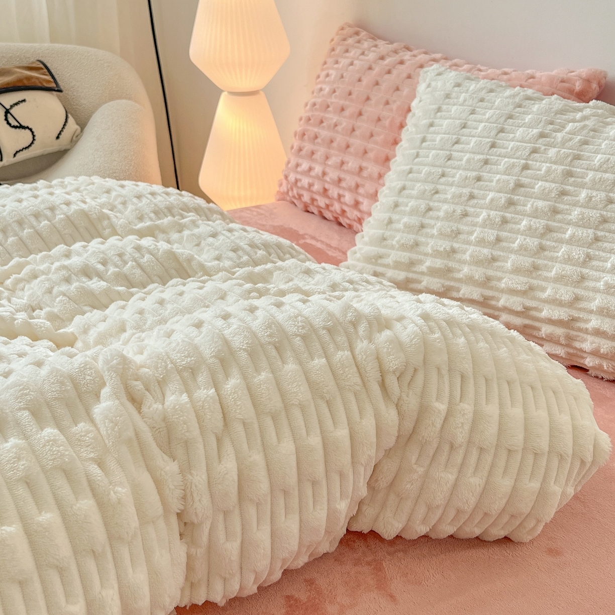 91家纺网 家纺一手货源 找家纺 （总）爱彼家纺 2025新款糖果色兔兔绒套件秋冬加厚牛奶绒四件套-场景二