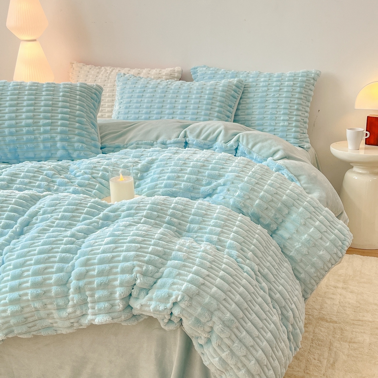 91家纺网 家纺一手货源 找家纺 爱彼家纺 2025新款糖果色兔兔绒套件秋冬加厚牛奶绒四件套-场景二 天蓝蓝