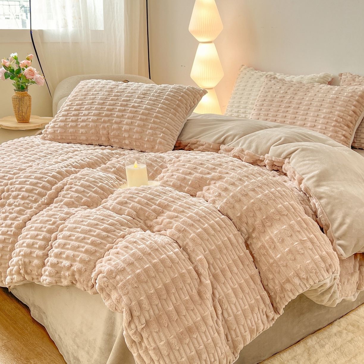 91家纺网 家纺一手货源 找家纺 爱彼家纺 2025新款糖果色兔兔绒套件秋冬加厚牛奶绒四件套-场景二 米卡卡