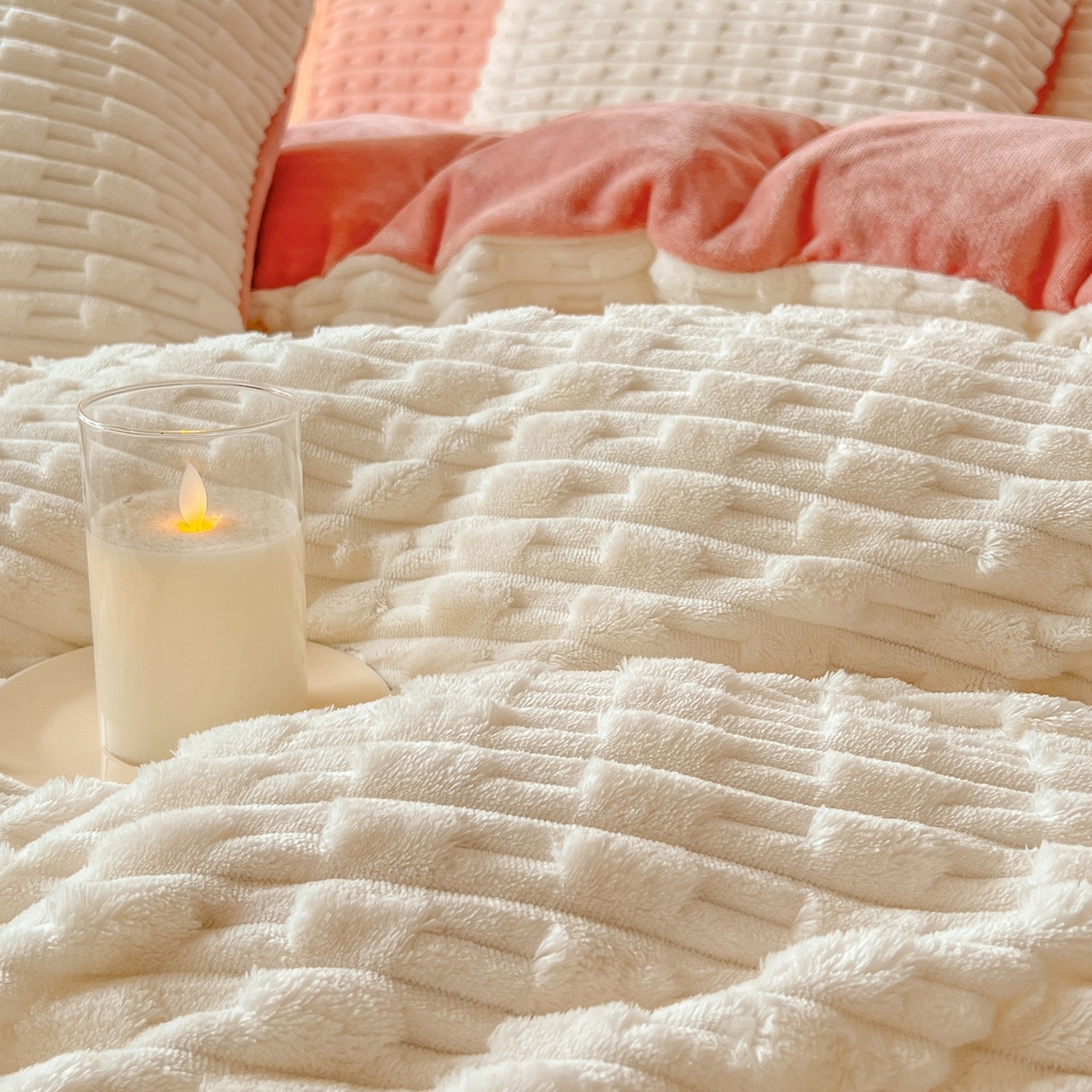 91家纺网 家纺一手货源 找家纺 爱彼家纺 2025新款糖果色兔兔绒套件秋冬加厚牛奶绒四件套-场景二 奶白白