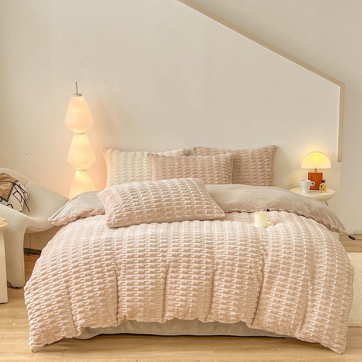 91家纺网 家纺一手货源 找家纺 爱彼家纺 2025新款糖果色兔兔绒套件秋冬加厚牛奶绒四件套-场景二 米卡卡