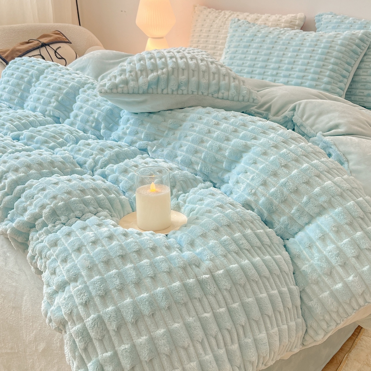 91家纺网 家纺一手货源 找家纺 爱彼家纺 2025新款糖果色兔兔绒套件秋冬加厚牛奶绒四件套-场景二 天蓝蓝