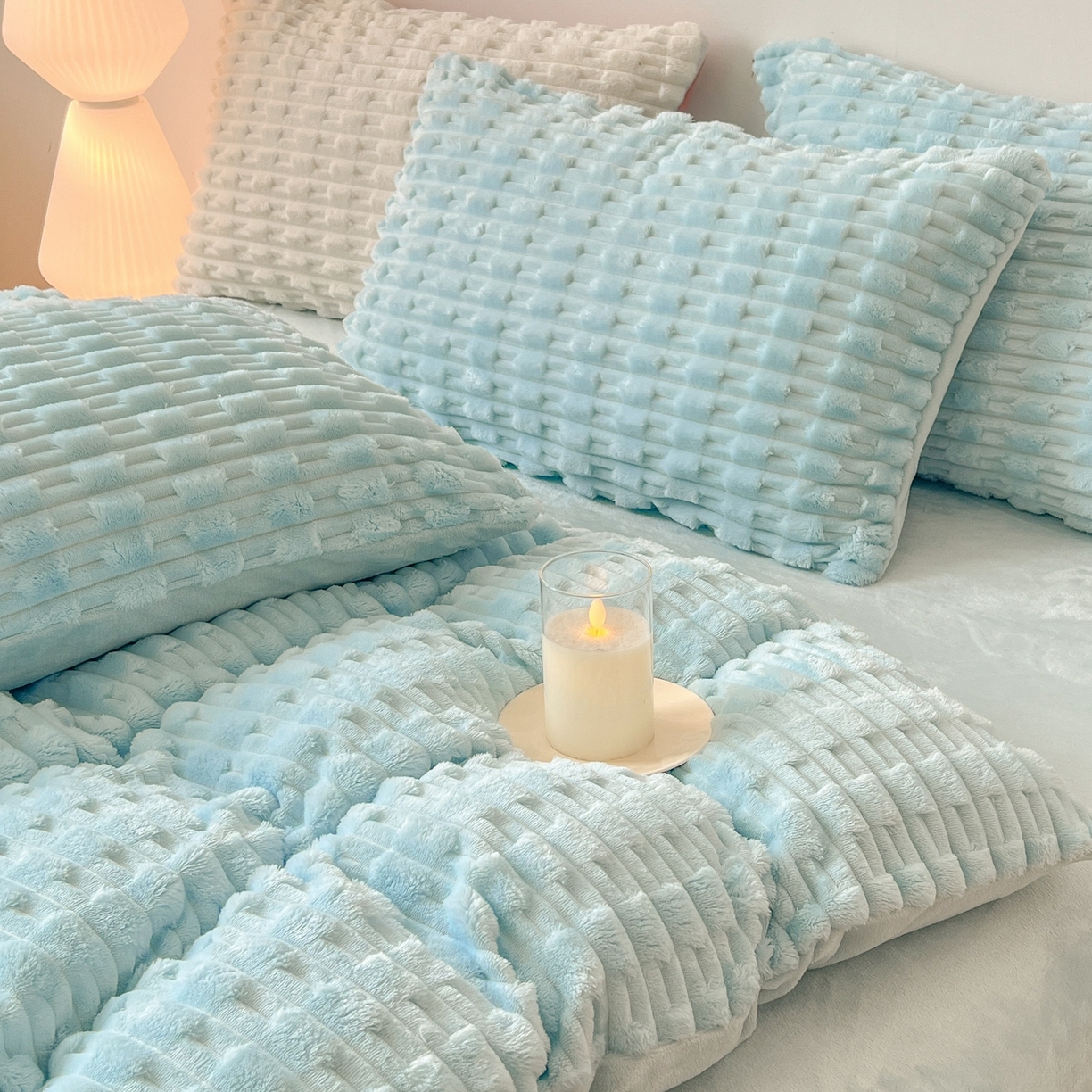 91家纺网 家纺一手货源 找家纺 爱彼家纺 2025新款糖果色兔兔绒套件秋冬加厚牛奶绒四件套-场景二 天蓝蓝