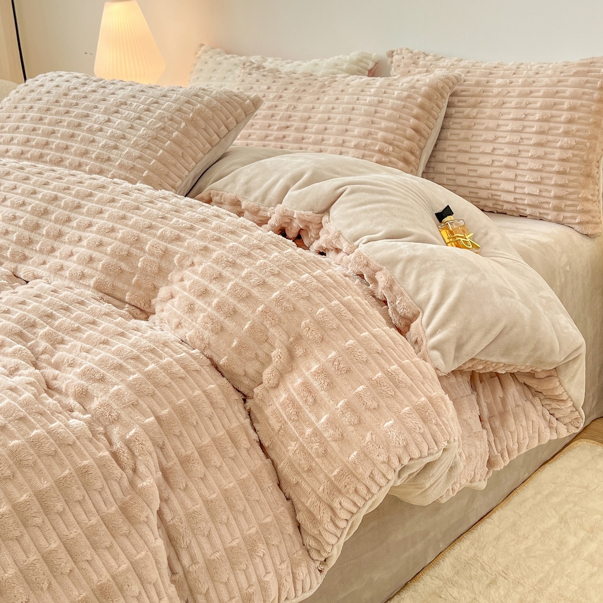 91家纺网 家纺一手货源 找家纺 爱彼家纺 2025新款糖果色兔兔绒套件秋冬加厚牛奶绒四件套-场景二 米卡卡