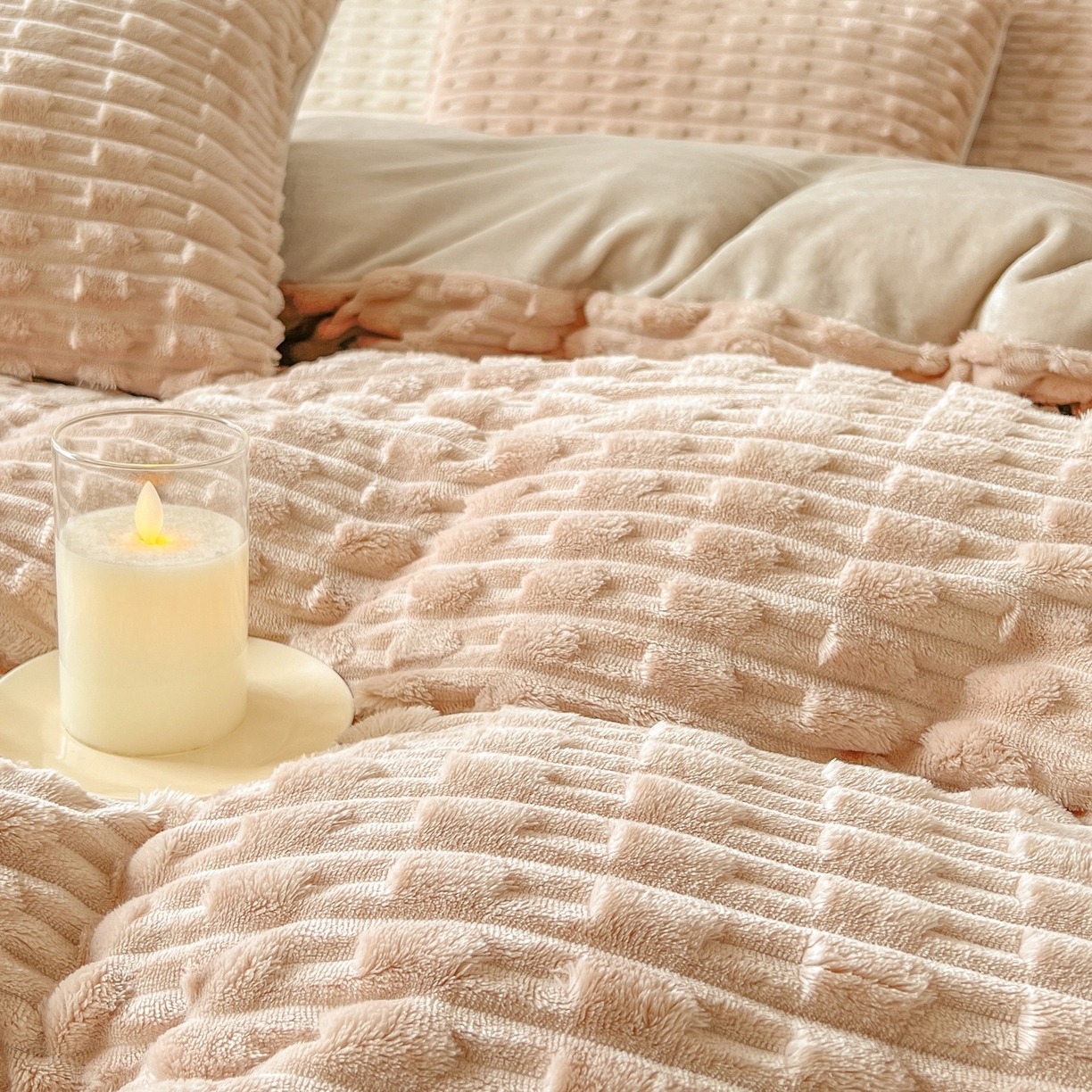 91家纺网 家纺一手货源 找家纺 爱彼家纺 2025新款糖果色兔兔绒套件秋冬加厚牛奶绒四件套-场景二 米卡卡