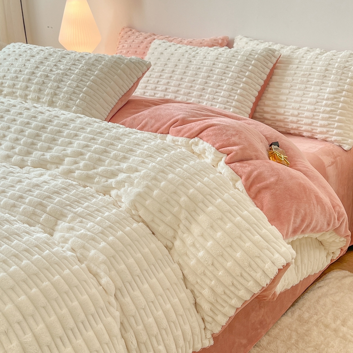 91家纺网 家纺一手货源 找家纺 爱彼家纺 2025新款糖果色兔兔绒套件秋冬加厚牛奶绒四件套-场景二 奶白白