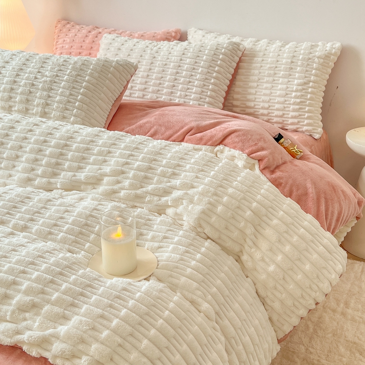 91家纺网 家纺一手货源 找家纺 （总）爱彼家纺 2025新款糖果色兔兔绒套件秋冬加厚牛奶绒四件套-场景二