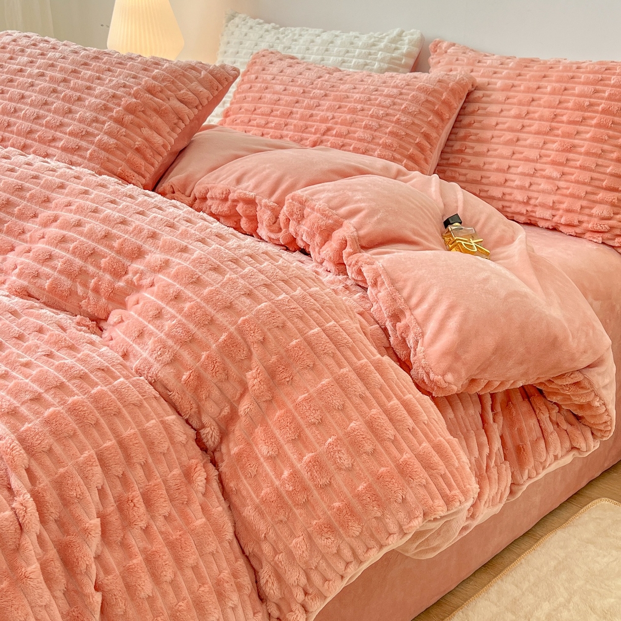 91家纺网 家纺一手货源 找家纺 爱彼家纺 2025新款糖果色兔兔绒套件秋冬加厚牛奶绒四件套-场景二 焦糖糖