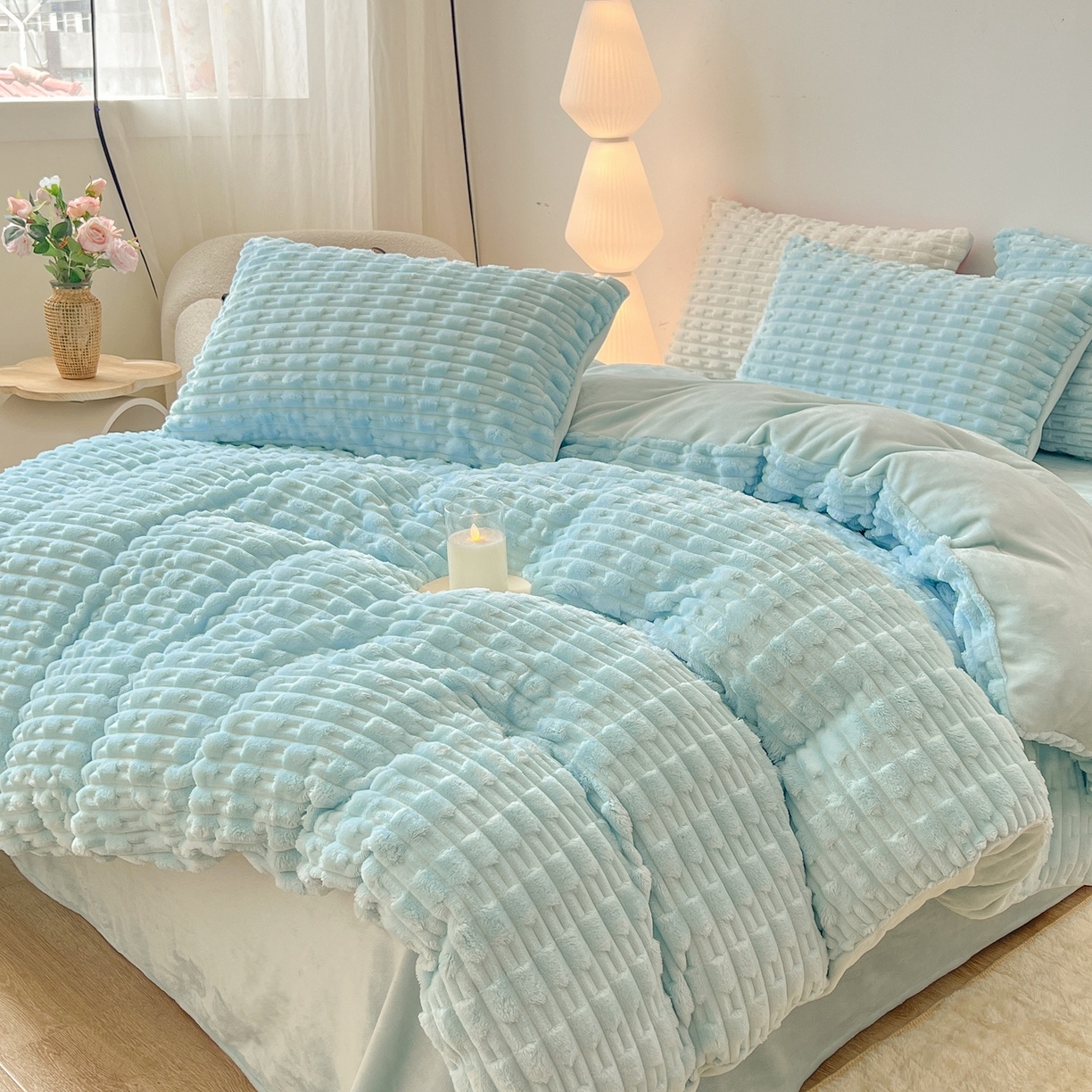 91家纺网 家纺一手货源 找家纺 爱彼家纺 2025新款糖果色兔兔绒套件秋冬加厚牛奶绒四件套-场景二 天蓝蓝