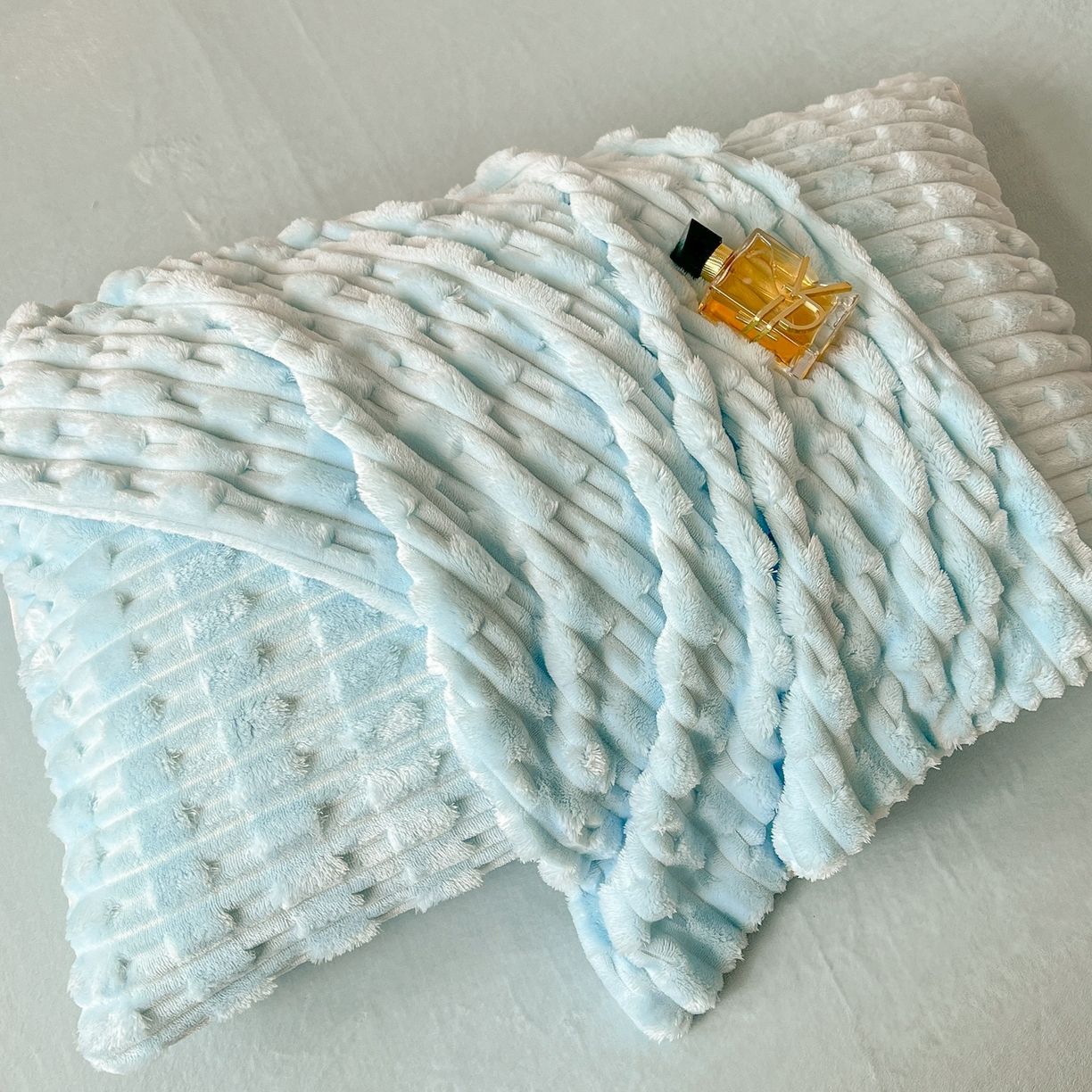 91家纺网 家纺一手货源 找家纺 爱彼家纺 2025新款糖果色兔兔绒套件秋冬加厚牛奶绒四件套-场景二 天蓝蓝