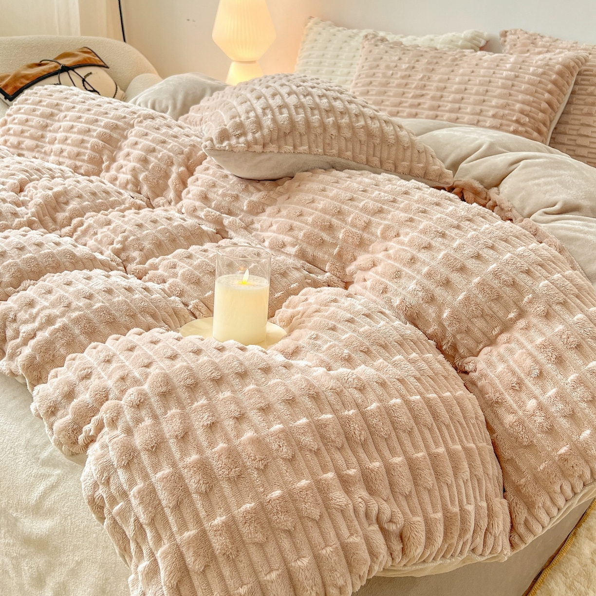 91家纺网 家纺一手货源 找家纺 爱彼家纺 2025新款糖果色兔兔绒套件秋冬加厚牛奶绒四件套-场景二 米卡卡