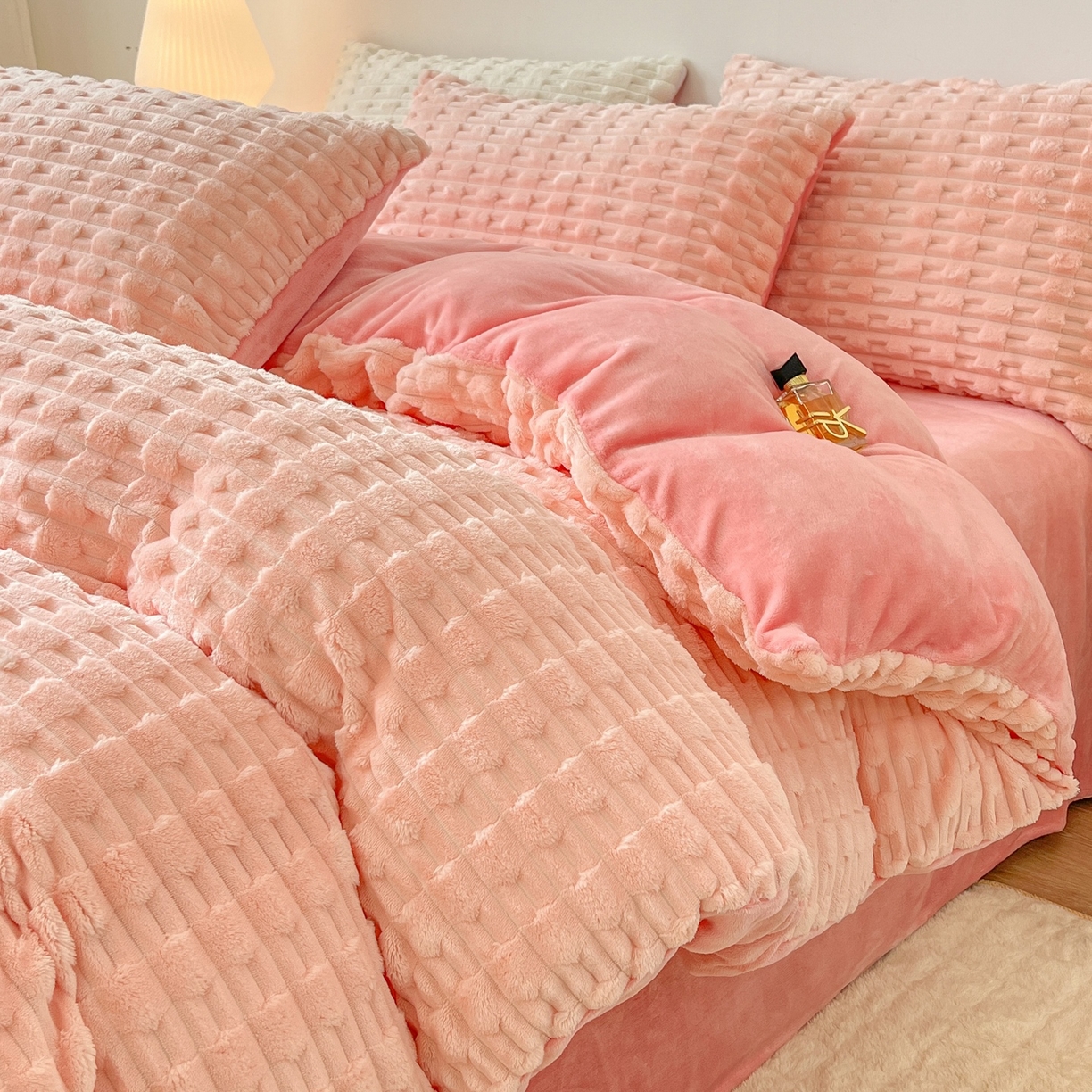 91家纺网 家纺一手货源 找家纺 （总）爱彼家纺 2025新款糖果色兔兔绒套件秋冬加厚牛奶绒四件套-场景二