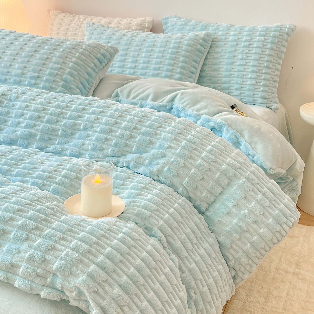 91家纺网 家纺一手货源 找家纺 爱彼家纺 2025新款糖果色兔兔绒套件秋冬加厚牛奶绒四件套-场景二 天蓝蓝