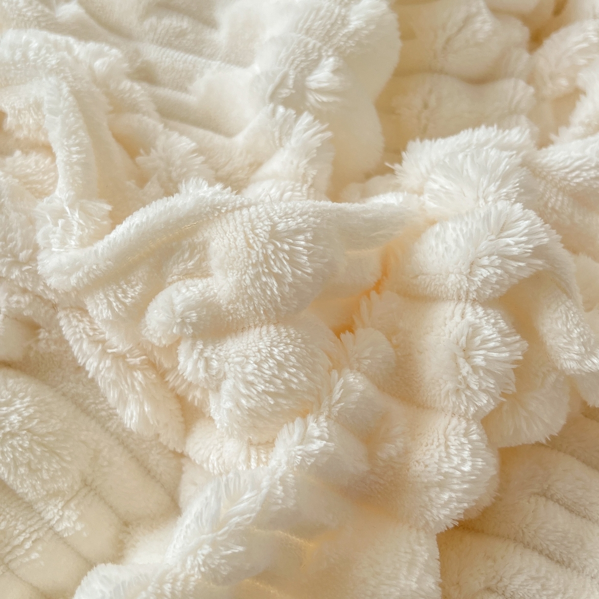 91家纺网 家纺一手货源 找家纺 （总）爱彼家纺 2025新款糖果色兔兔绒套件秋冬加厚牛奶绒四件套-场景二