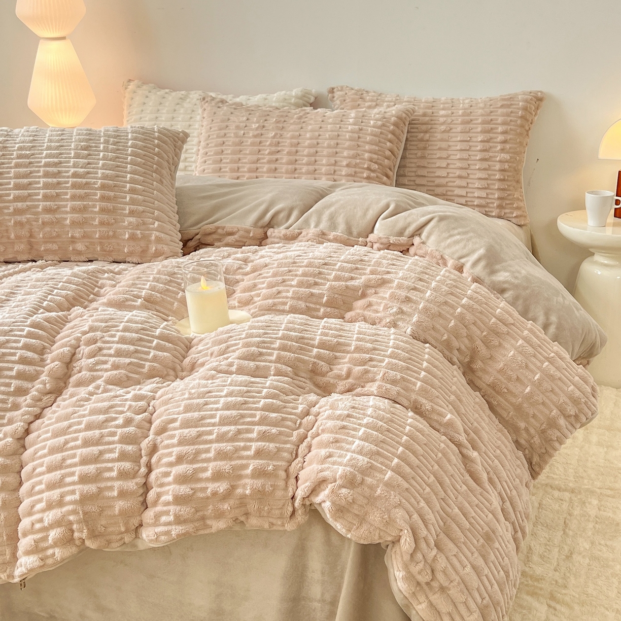 91家纺网 家纺一手货源 找家纺 爱彼家纺 2025新款糖果色兔兔绒套件秋冬加厚牛奶绒四件套-场景二 米卡卡