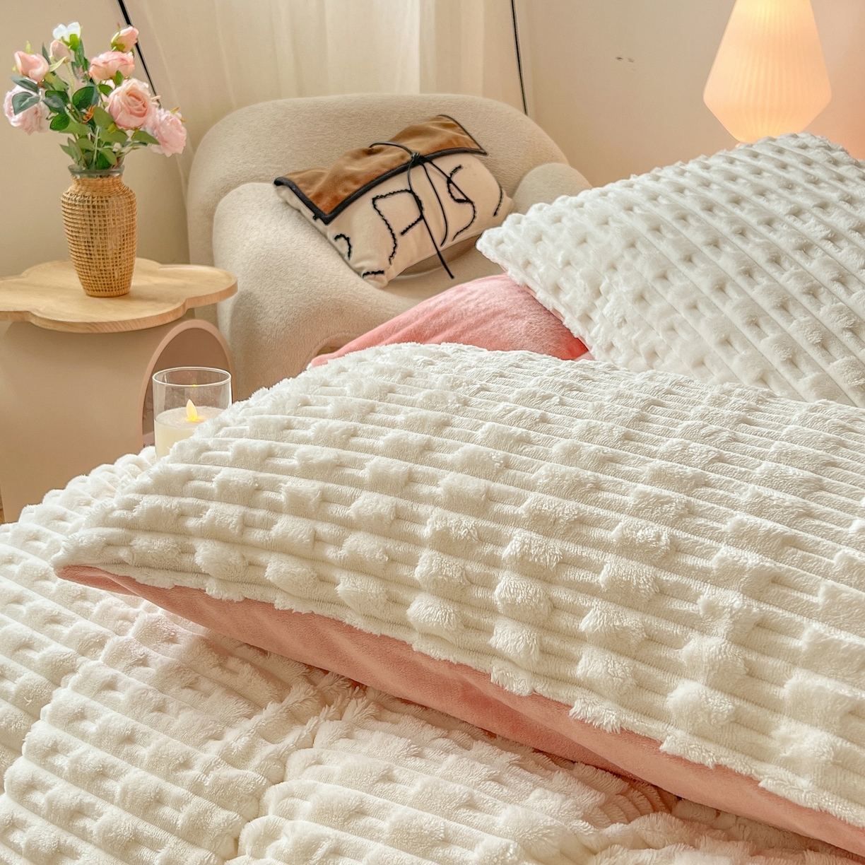 91家纺网 家纺一手货源 找家纺 爱彼家纺 2025新款糖果色兔兔绒套件秋冬加厚牛奶绒四件套-场景二 奶白白