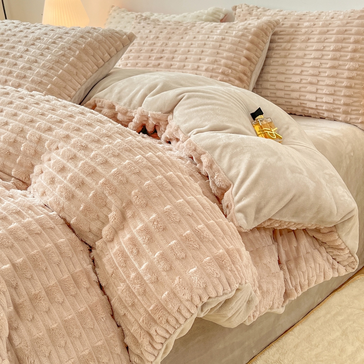 爱彼家纺 2025新款糖果色兔兔绒套件秋冬加厚牛奶绒四件套-场景二 米卡卡