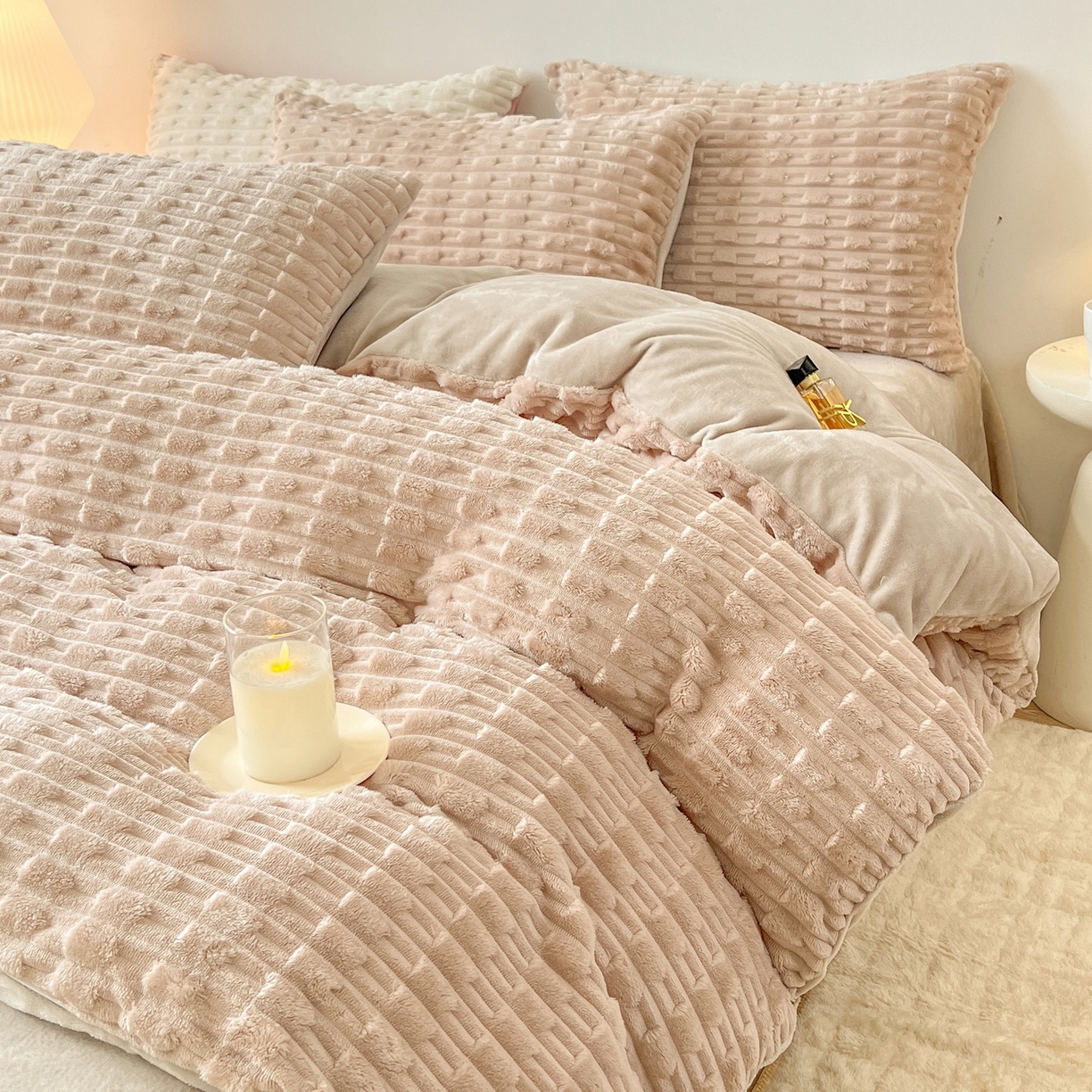 91家纺网 家纺一手货源 找家纺 爱彼家纺 2025新款糖果色兔兔绒套件秋冬加厚牛奶绒四件套-场景二 米卡卡