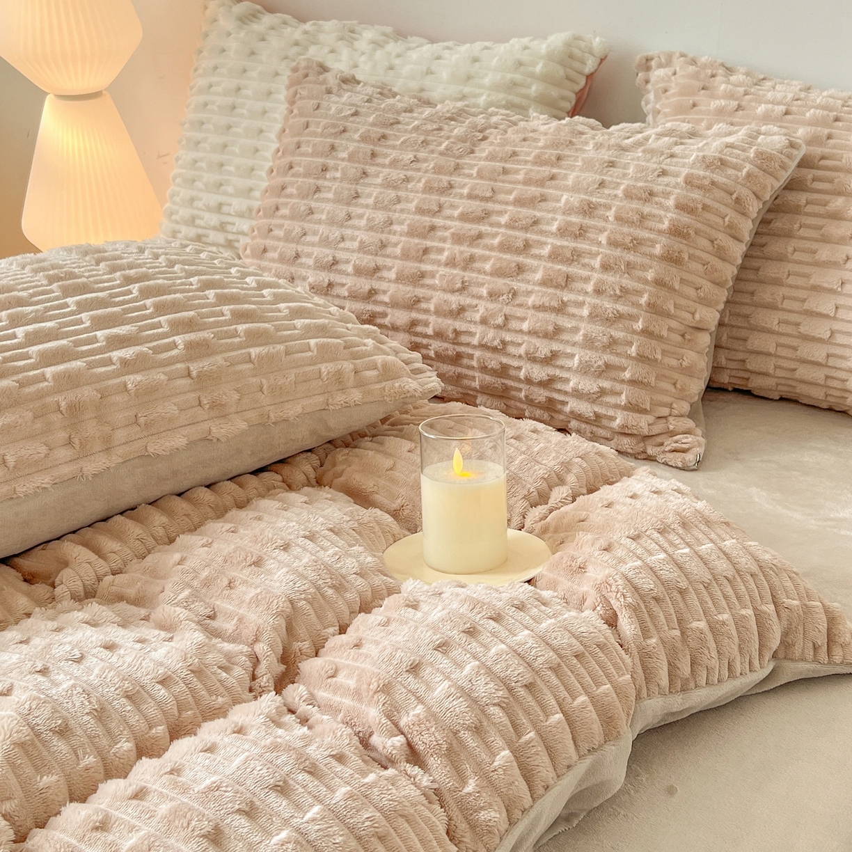 91家纺网 家纺一手货源 找家纺 爱彼家纺 2025新款糖果色兔兔绒套件秋冬加厚牛奶绒四件套-场景二 米卡卡