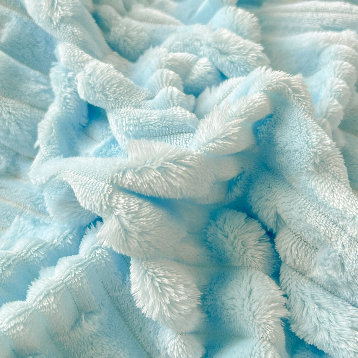 91家纺网 家纺一手货源 找家纺 爱彼家纺 2025新款糖果色兔兔绒套件秋冬加厚牛奶绒四件套-场景二 天蓝蓝