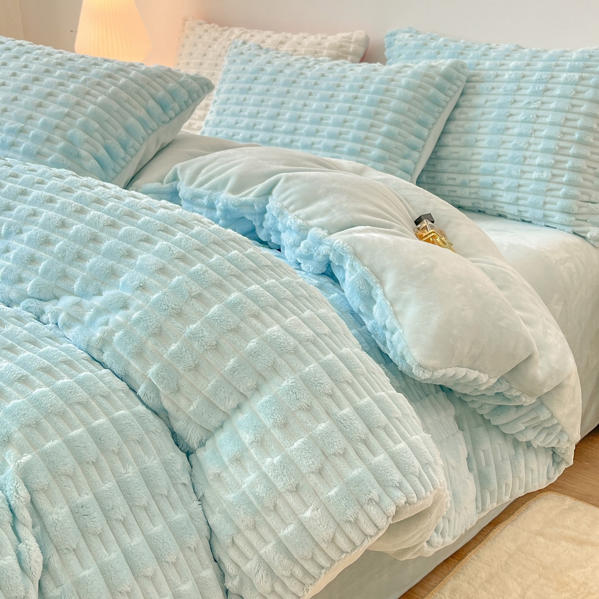 爱彼家纺 2025新款糖果色兔兔绒套件秋冬加厚牛奶绒四件套-场景二 天蓝蓝