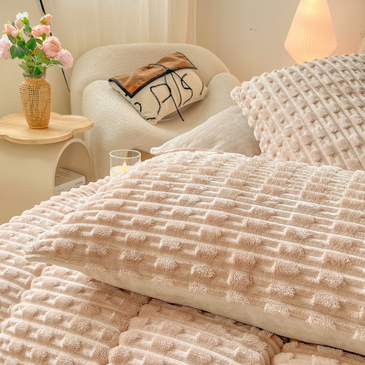 91家纺网 家纺一手货源 找家纺 爱彼家纺 2025新款糖果色兔兔绒套件秋冬加厚牛奶绒四件套-场景二 米卡卡