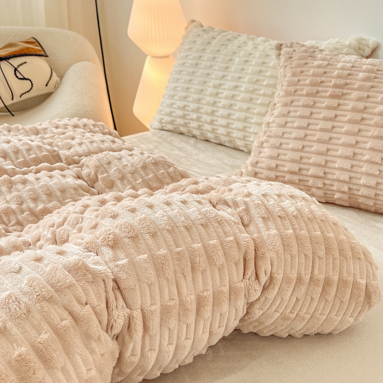 91家纺网 家纺一手货源 找家纺 爱彼家纺 2025新款糖果色兔兔绒套件秋冬加厚牛奶绒四件套-场景二 米卡卡