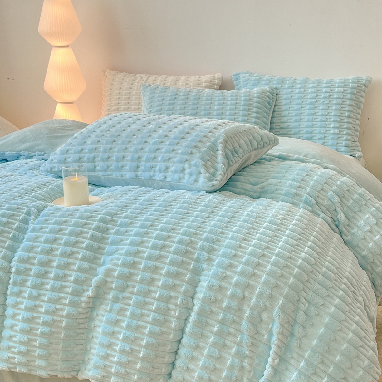 91家纺网 家纺一手货源 找家纺 爱彼家纺 2025新款糖果色兔兔绒套件秋冬加厚牛奶绒四件套-场景二 天蓝蓝