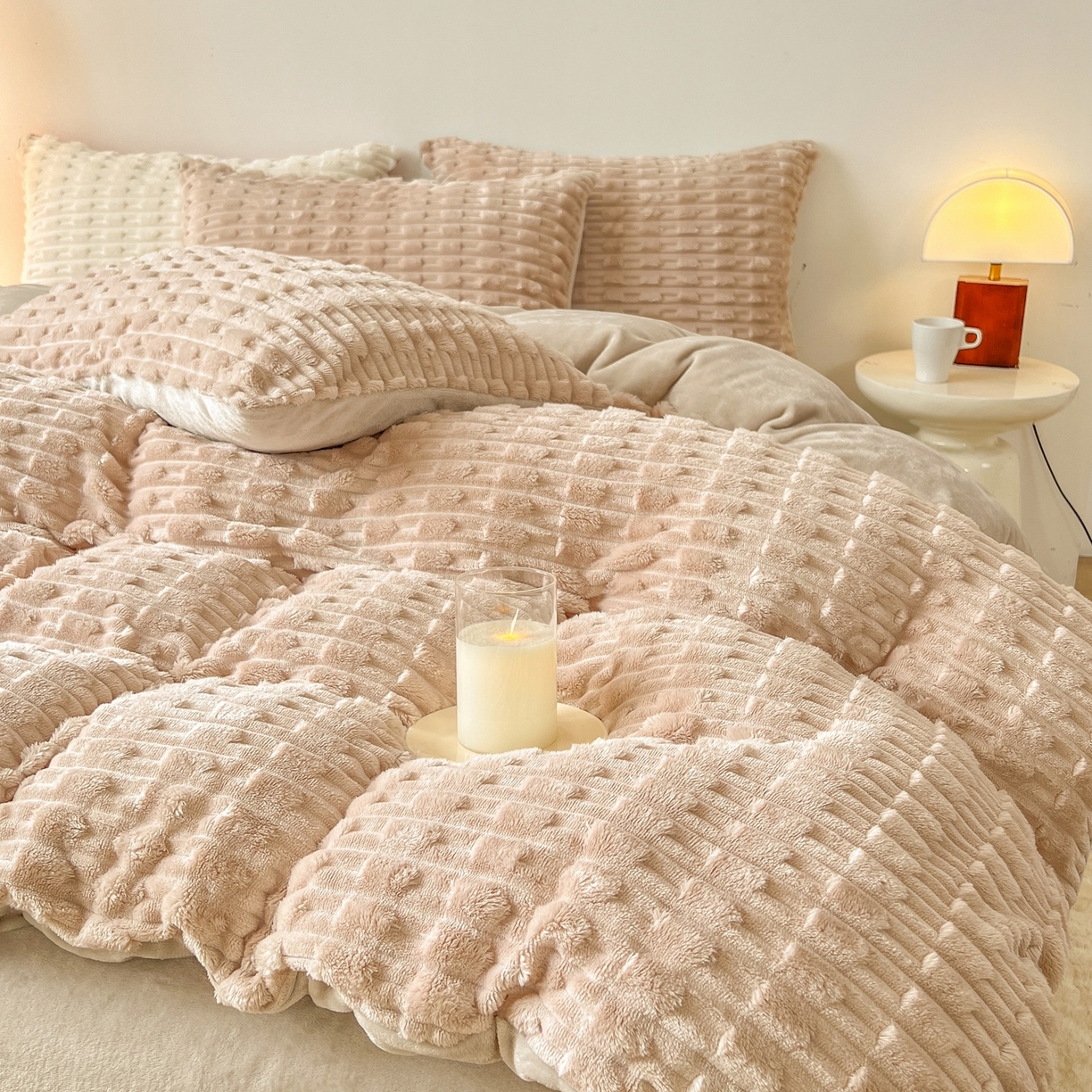 91家纺网 家纺一手货源 找家纺 爱彼家纺 2025新款糖果色兔兔绒套件秋冬加厚牛奶绒四件套-场景二 米卡卡