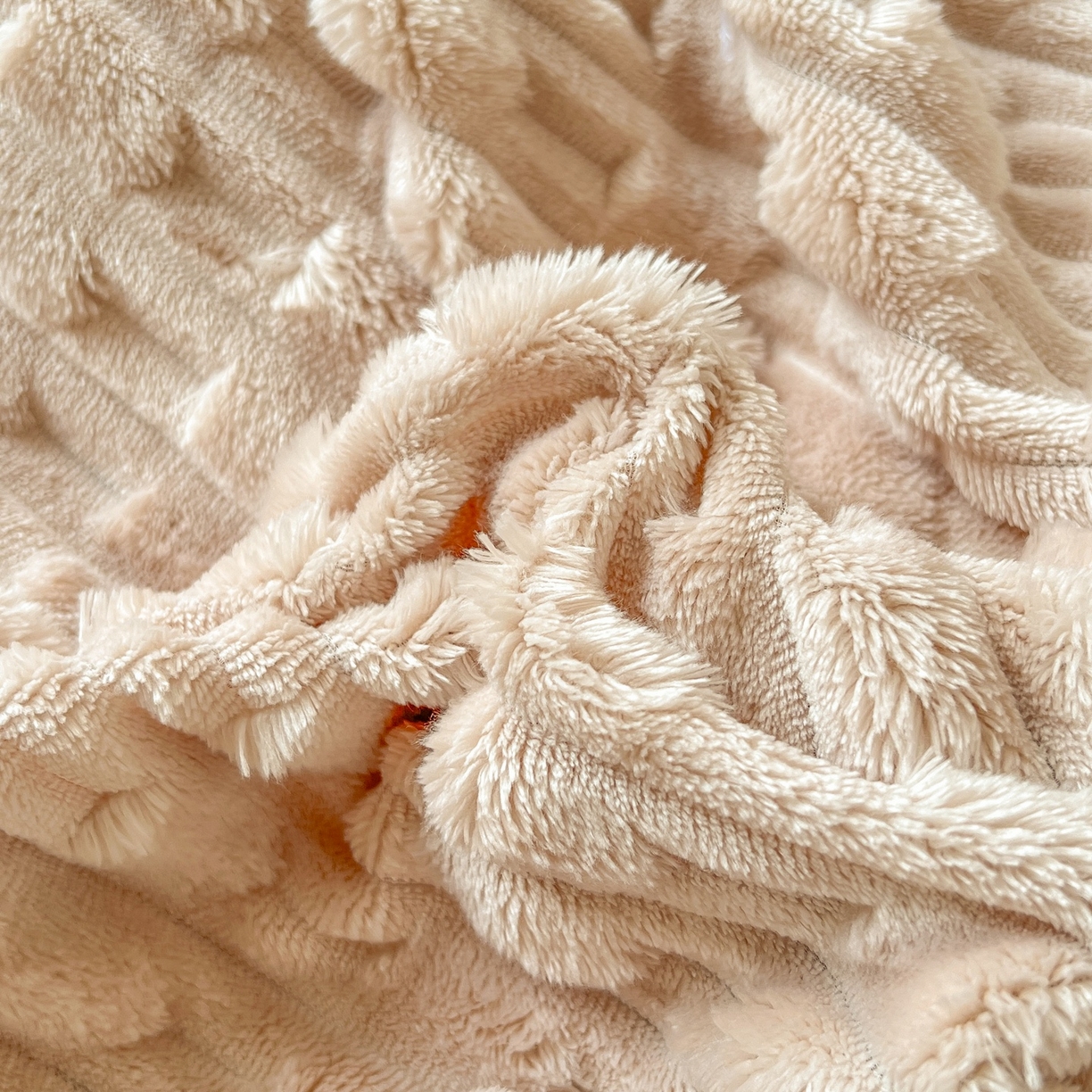 91家纺网 家纺一手货源 找家纺 爱彼家纺 2025新款糖果色兔兔绒套件秋冬加厚牛奶绒四件套-场景二 米卡卡