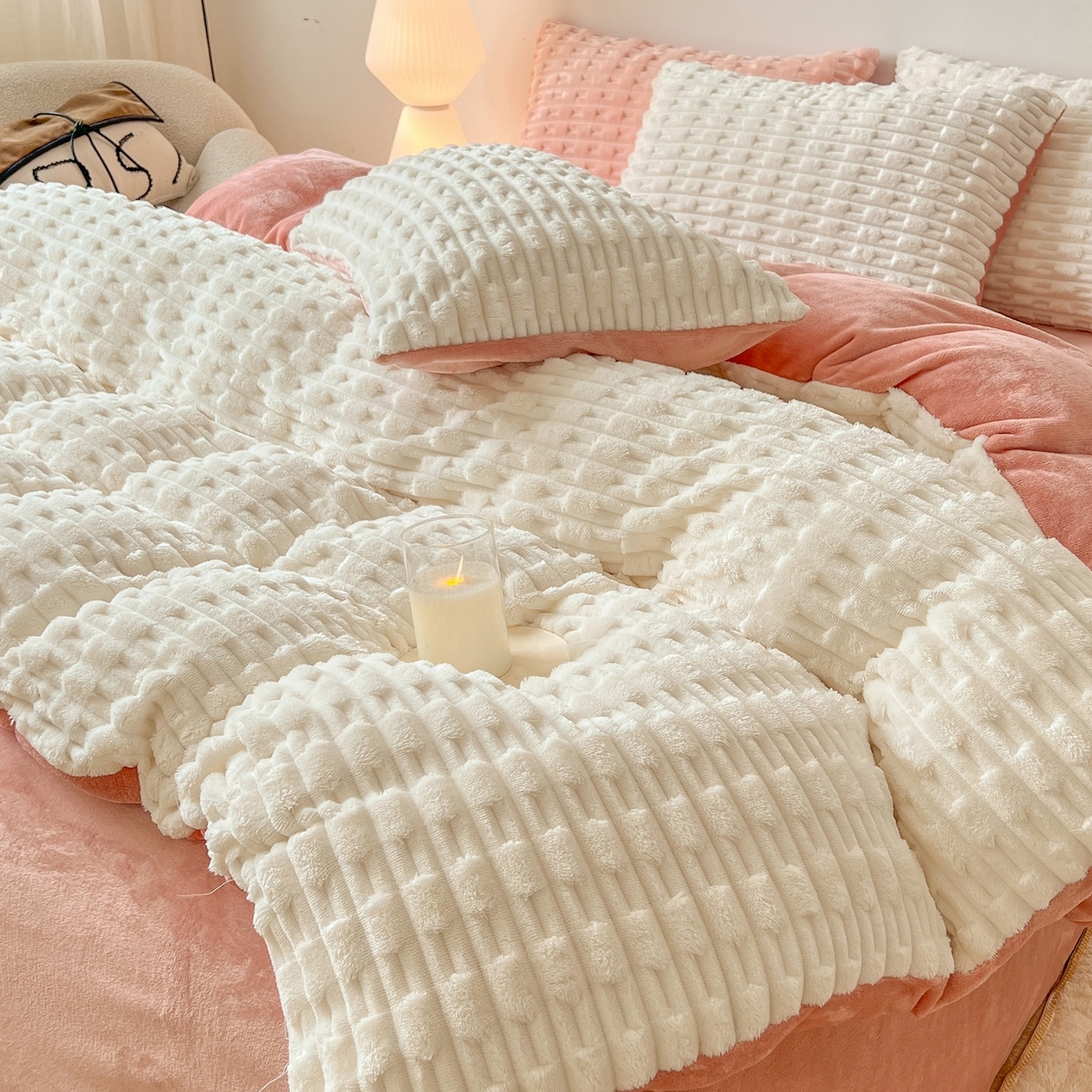 91家纺网 家纺一手货源 找家纺 爱彼家纺 2025新款糖果色兔兔绒套件秋冬加厚牛奶绒四件套-场景二 奶白白