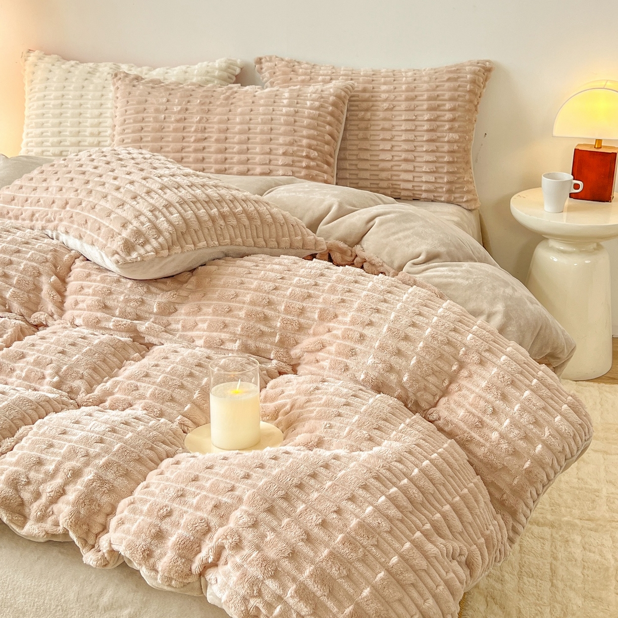 91家纺网 家纺一手货源 找家纺 爱彼家纺 2025新款糖果色兔兔绒套件秋冬加厚牛奶绒四件套-场景二 米卡卡