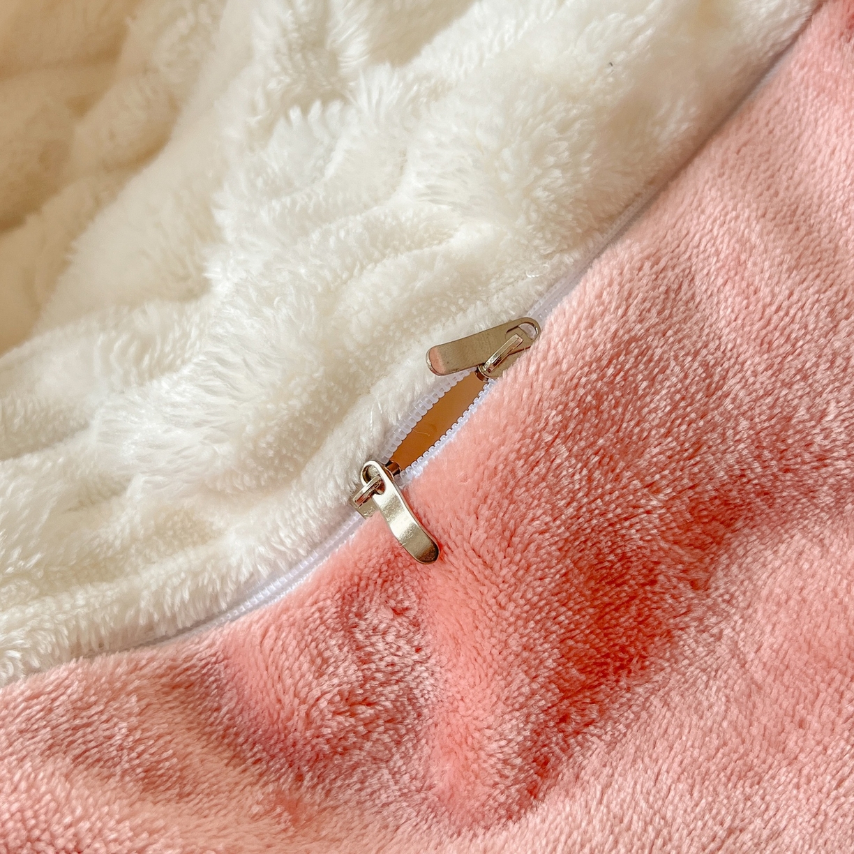 91家纺网 家纺一手货源 找家纺 （总）爱彼家纺 2025新款糖果色兔兔绒套件秋冬加厚牛奶绒四件套-场景二