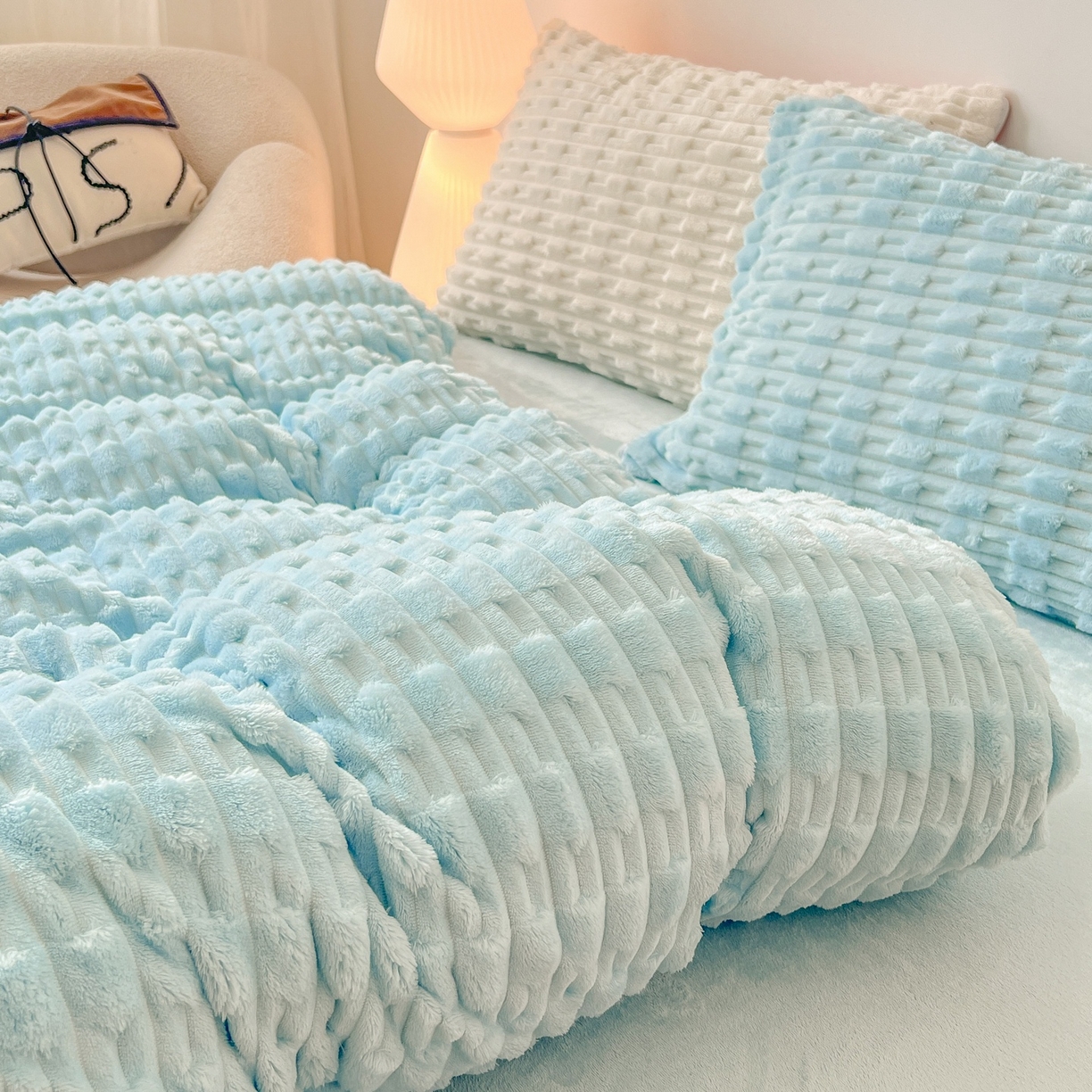 91家纺网 家纺一手货源 找家纺 爱彼家纺 2025新款糖果色兔兔绒套件秋冬加厚牛奶绒四件套-场景二 天蓝蓝