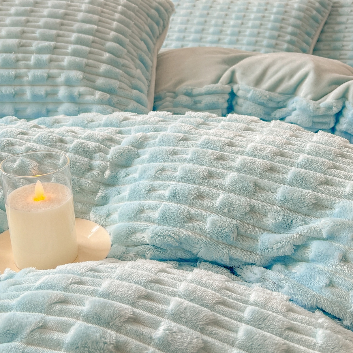 91家纺网 家纺一手货源 找家纺 爱彼家纺 2025新款糖果色兔兔绒套件秋冬加厚牛奶绒四件套-场景二 天蓝蓝