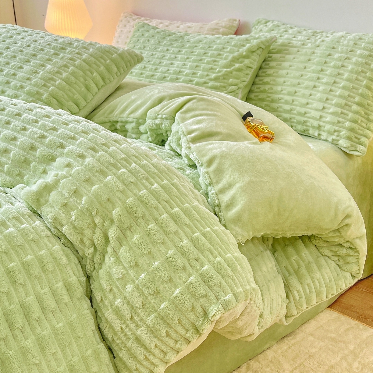 91家纺网 家纺一手货源 找家纺 爱彼家纺 2025新款糖果色兔兔绒套件秋冬加厚牛奶绒四件套-场景二 果绿绿