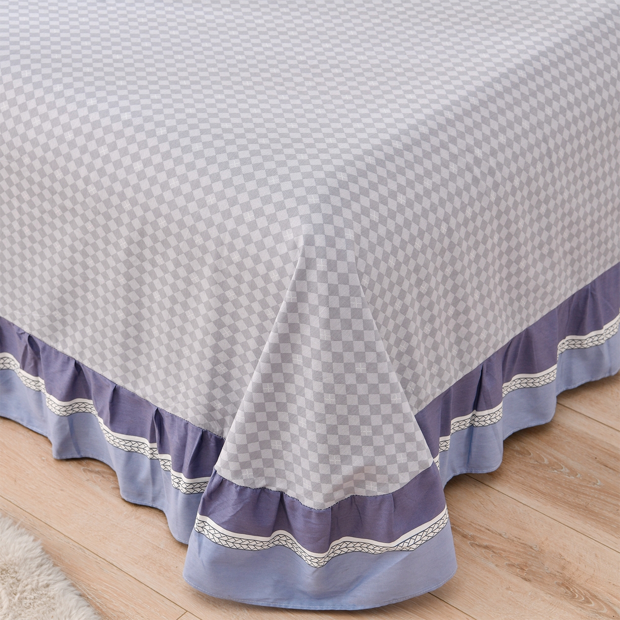 91家纺网 家纺一手货源 找家纺 绘萱家居 2025新款100%全棉床裙款斜纹印花四件套 安吉